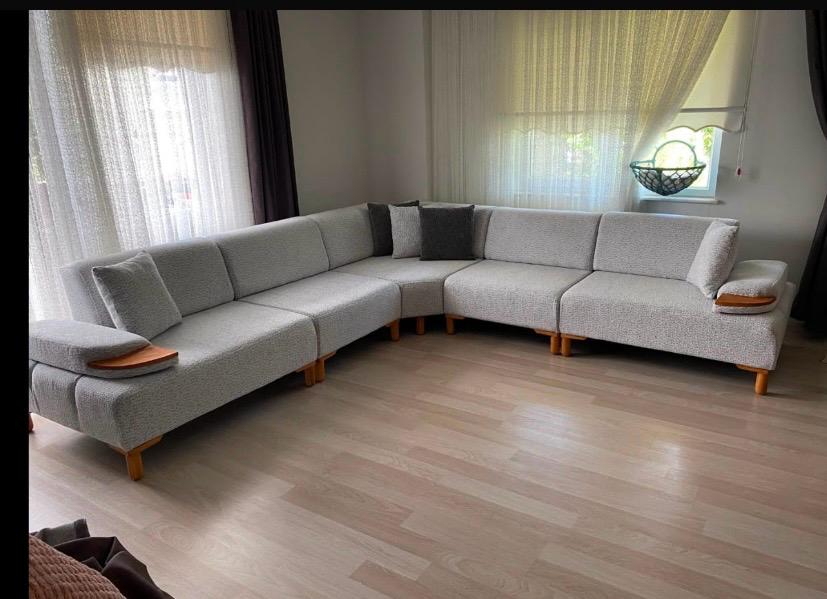 Ahşap ayaklı ve kol detaylı açık gri köşe koltuk