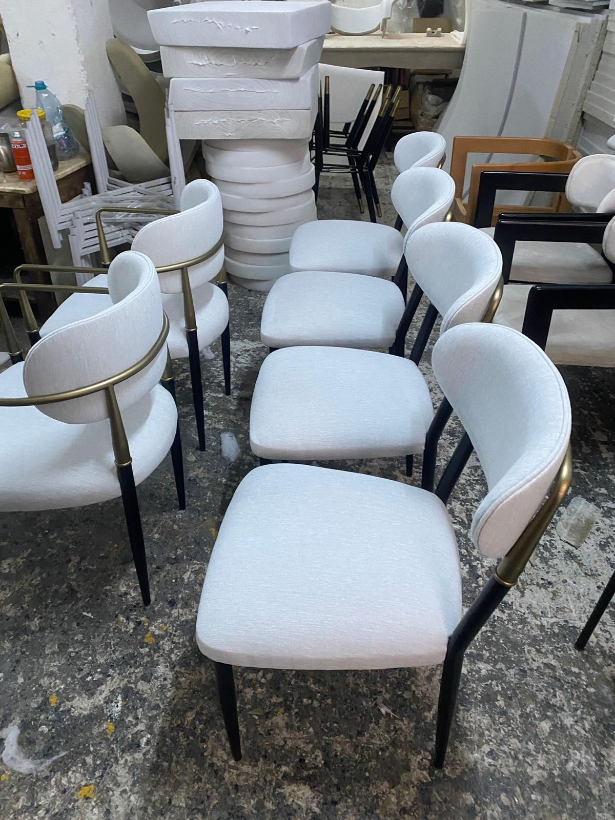 Atölyede beyaz kumaşla döşenmiş sandalyeler
