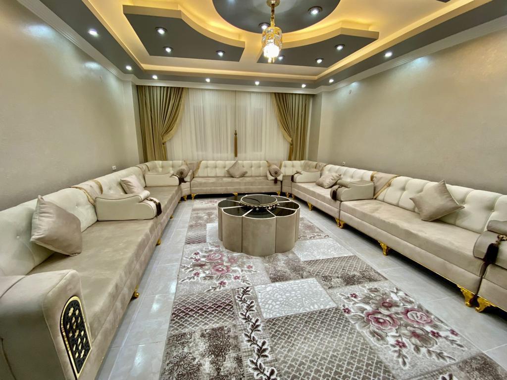 Altın renk ayaklı krem koltuklardan oluşan salon takımı